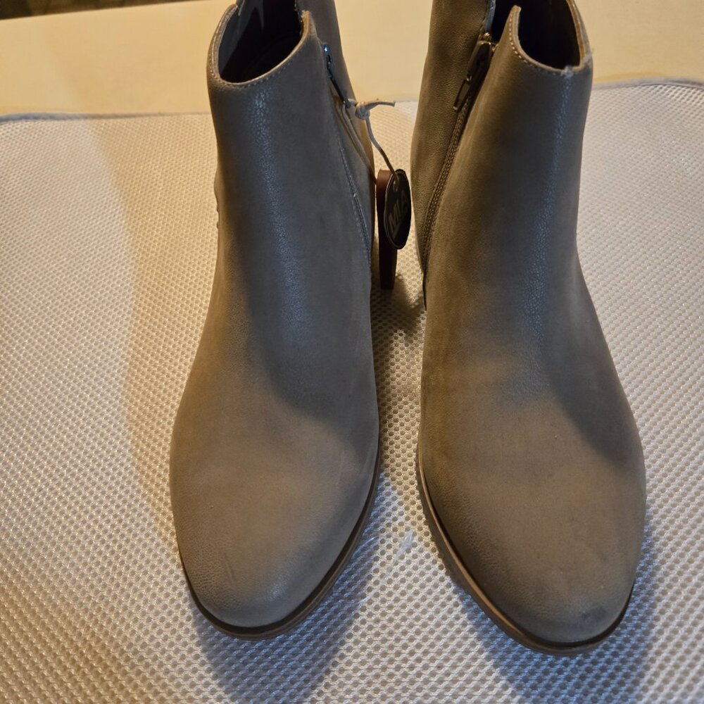 MIA 7.5 camel booties with cute stitching up side of boot - Picture 4 of 4